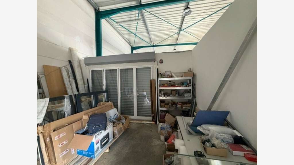 Local commercial de 170m² à louer à Vendargues