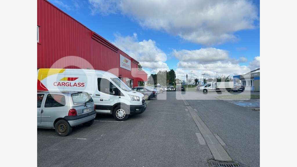 A LOUER LOCAL COMMERCIAL ZAC JAUX - VENETTE