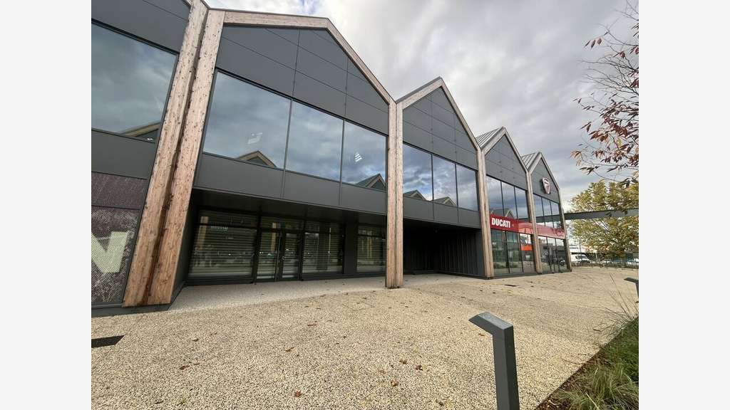 A louer local 725m² belle visibilité Vénissieux