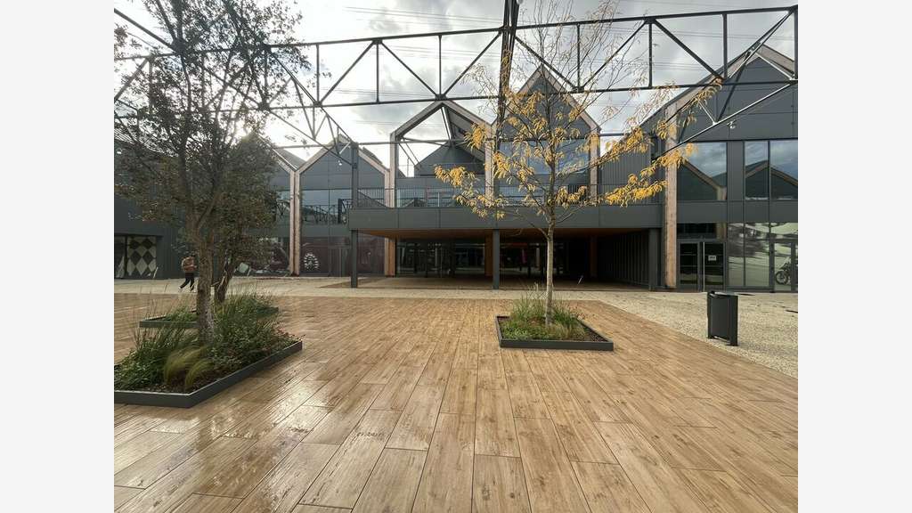 A louer local 594m² pôle motos Vénissieux 