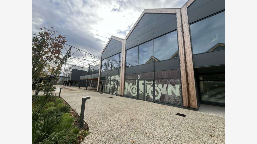 Local commercial 451m² à louer à Vénissieux