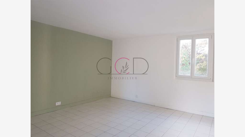 Local professionnel en rez-de-jardin dans zone rec