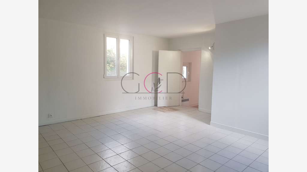 Local professionnel en rez-de-jardin dans zone rec