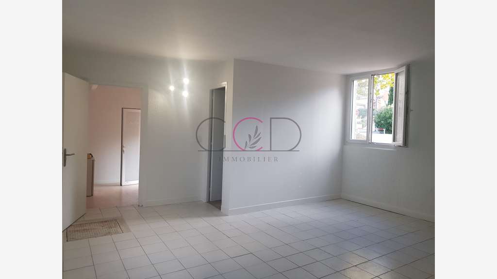 Local professionnel en rez-de-jardin dans zone rec