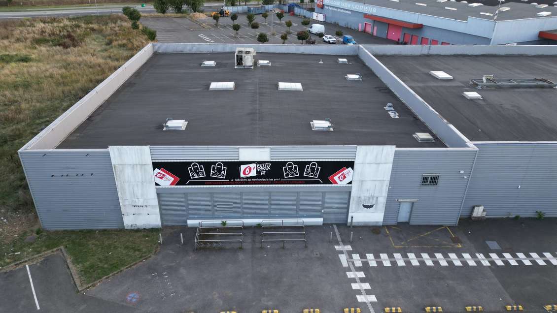 A louer locaux 1200m² en zone comm à Vernouillet