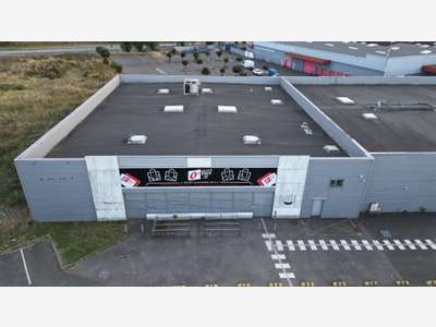 A louer locaux 1200m² en zone comm à Vernouillet