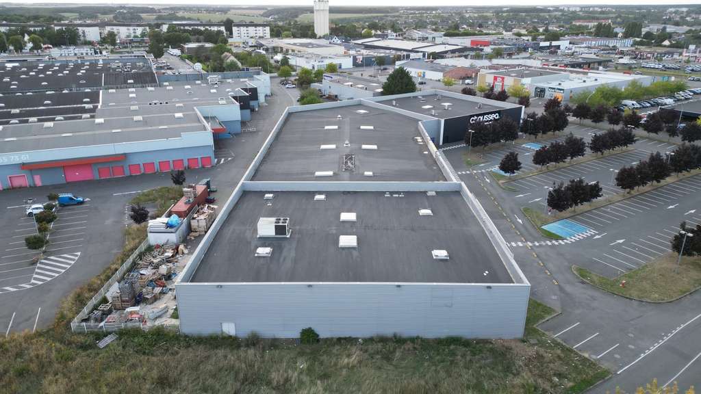 A louer locaux 1200m² en zone comm à Vernouillet