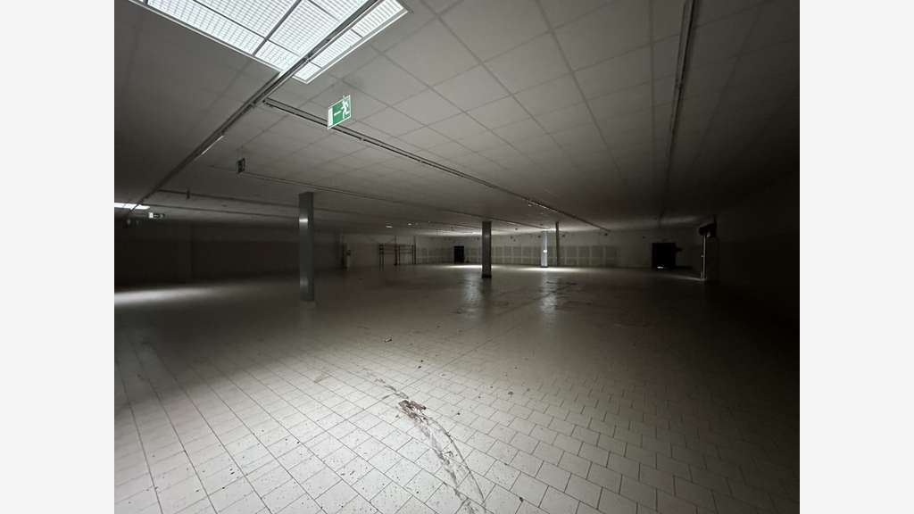A louer locaux 1200m² en zone comm à Vernouillet