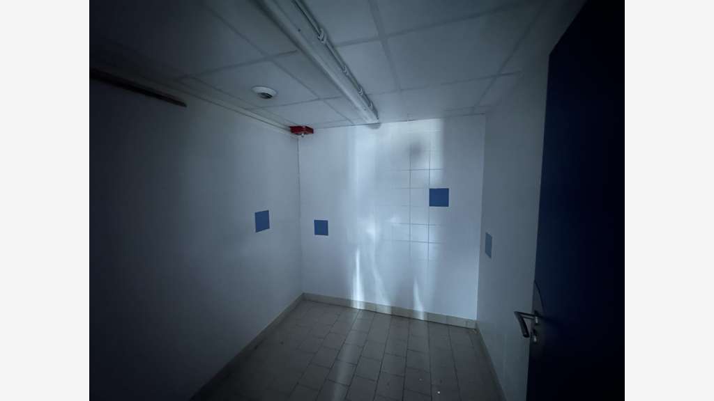 A louer locaux 1200m² en zone comm à Vernouillet