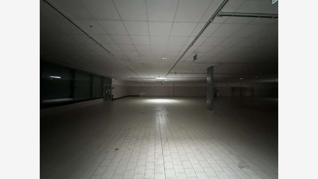 A louer locaux 1200m² en zone comm à Vernouillet