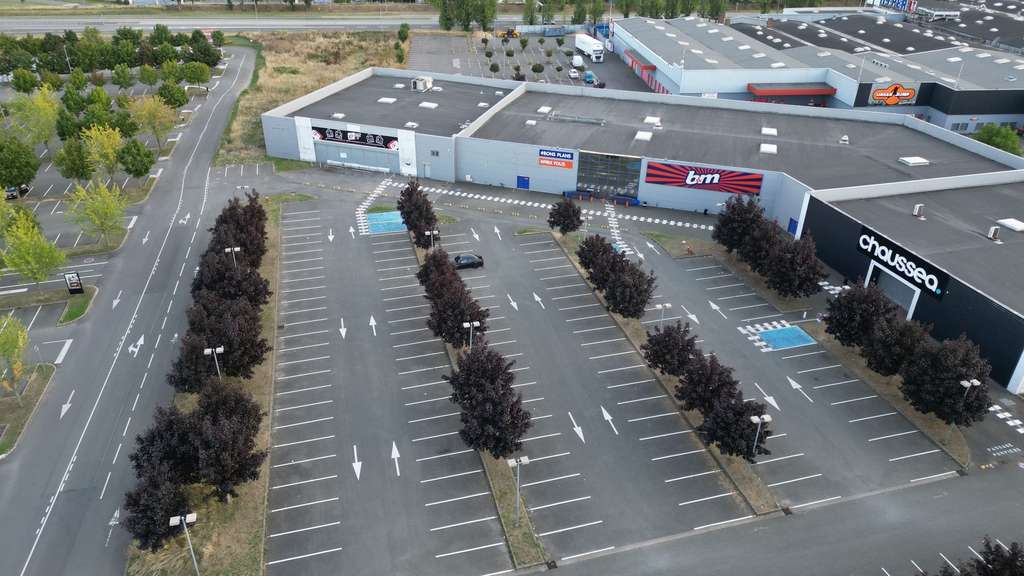 A louer locaux 1200m² en zone comm à Vernouillet