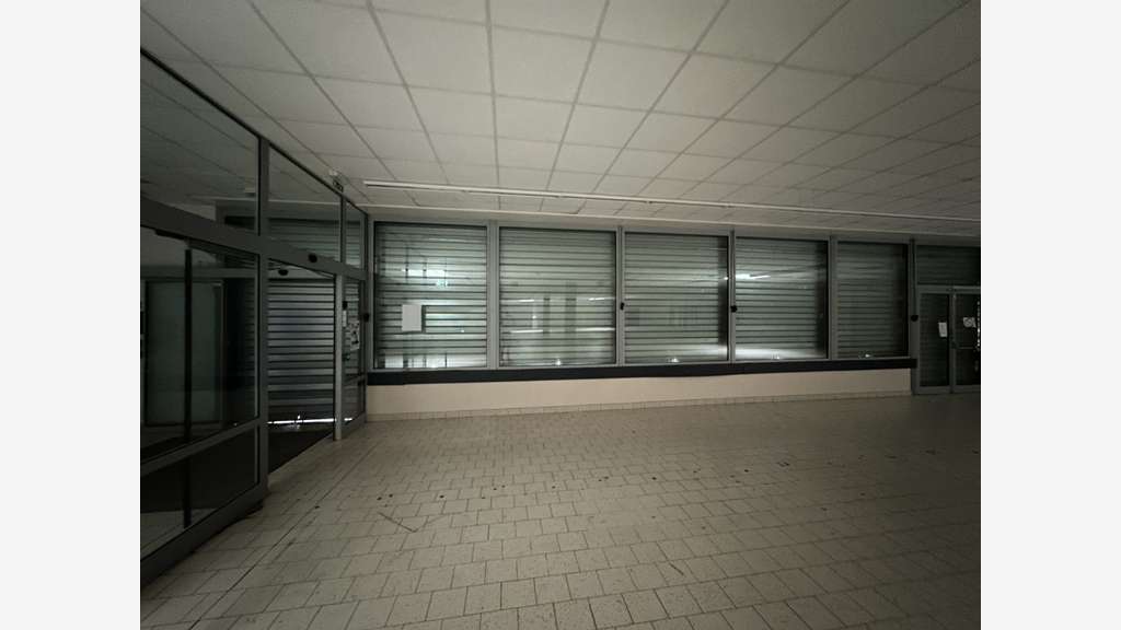 A louer locaux 1200m² en zone comm à Vernouillet