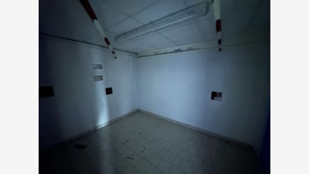 A louer locaux 1200m² en zone comm à Vernouillet