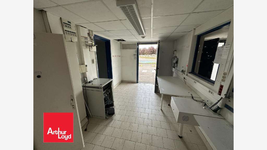 A louer local commercial 1200m² à Vernouillet