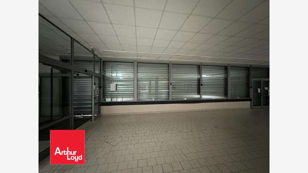 A louer local commercial 1200m² à Vernouillet