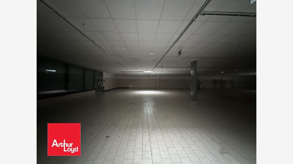 A louer local commercial 1200m² à Vernouillet