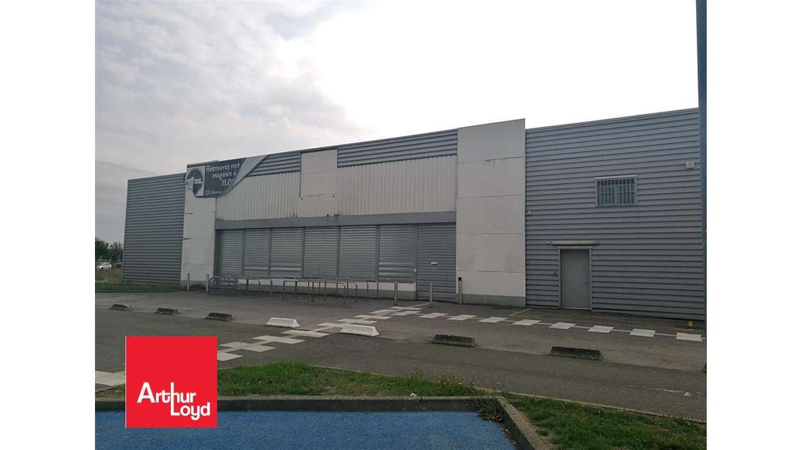 A louer local commercial 1200m² à Vernouillet