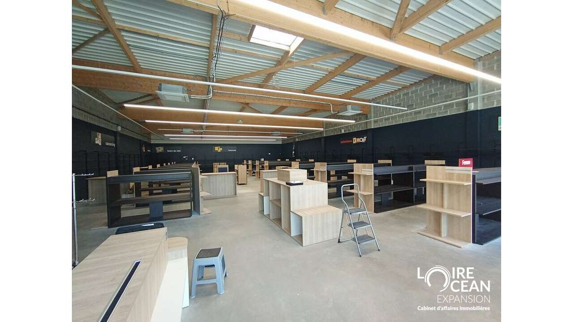 Local commercial 560m² à louer Verrières-en-Anjou