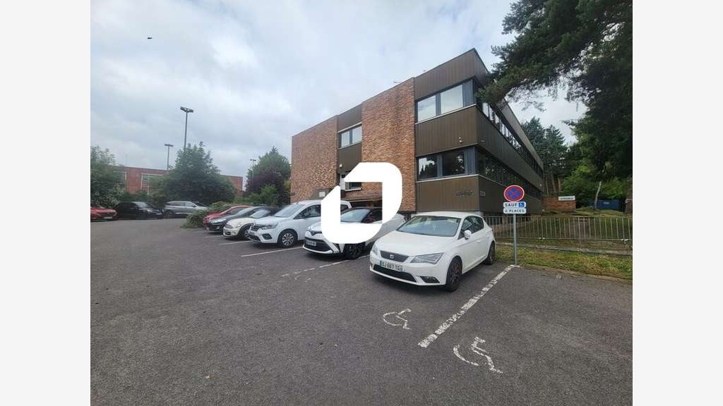 Locaux Mixtes de 314 m² non divisibles à Louer à V