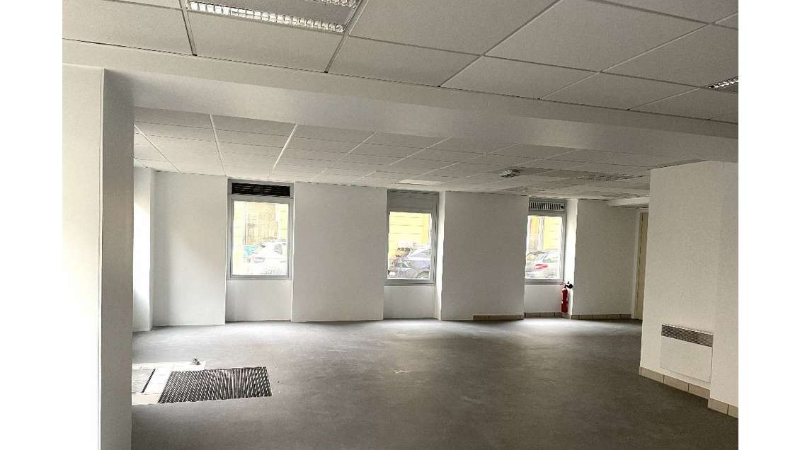 A louer local sur 2 niveaux Versailles Saint Louis