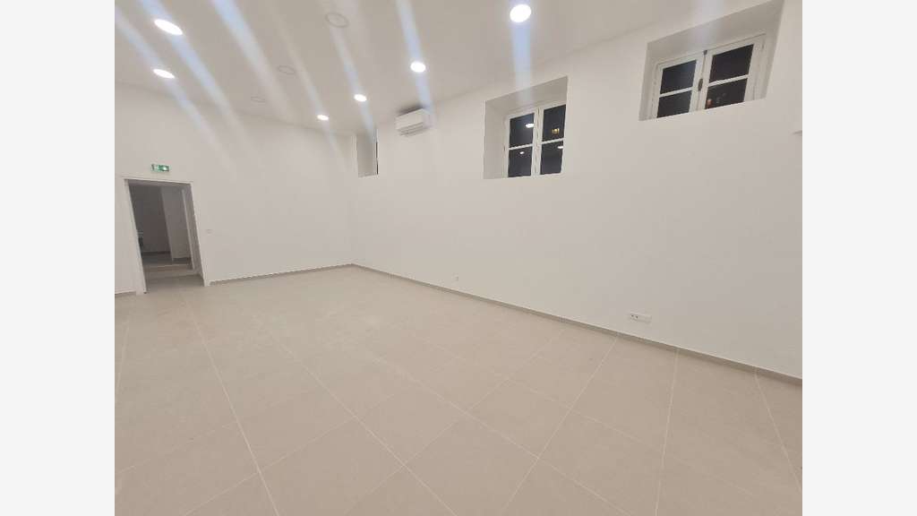 A louer beau local 120m² à Versailles Notre Dame