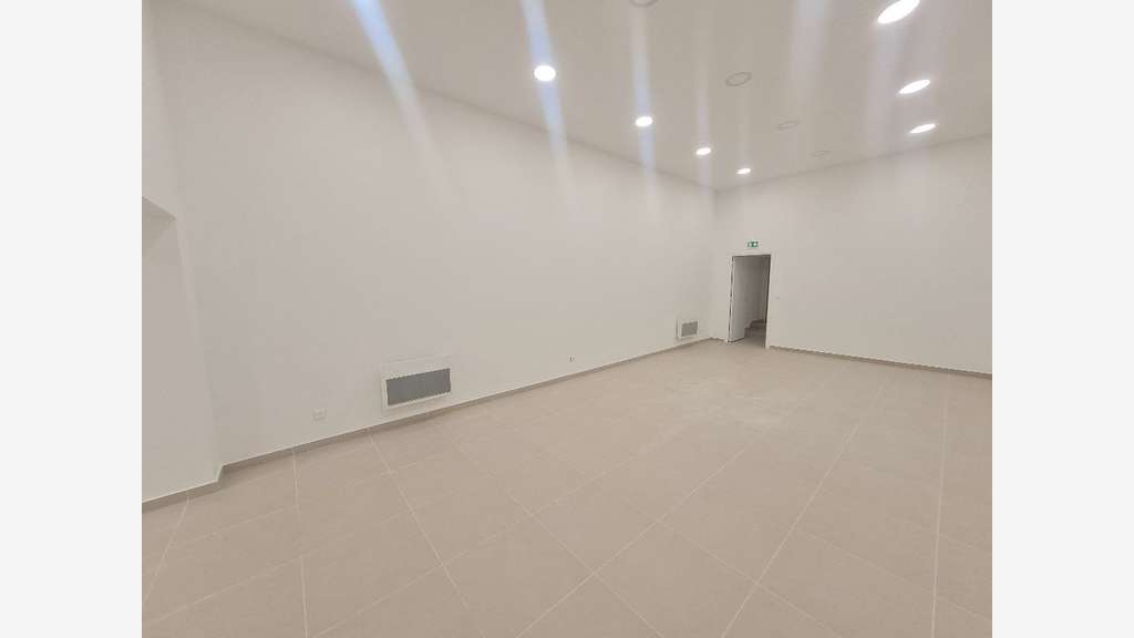 A louer beau local 120m² à Versailles Notre Dame