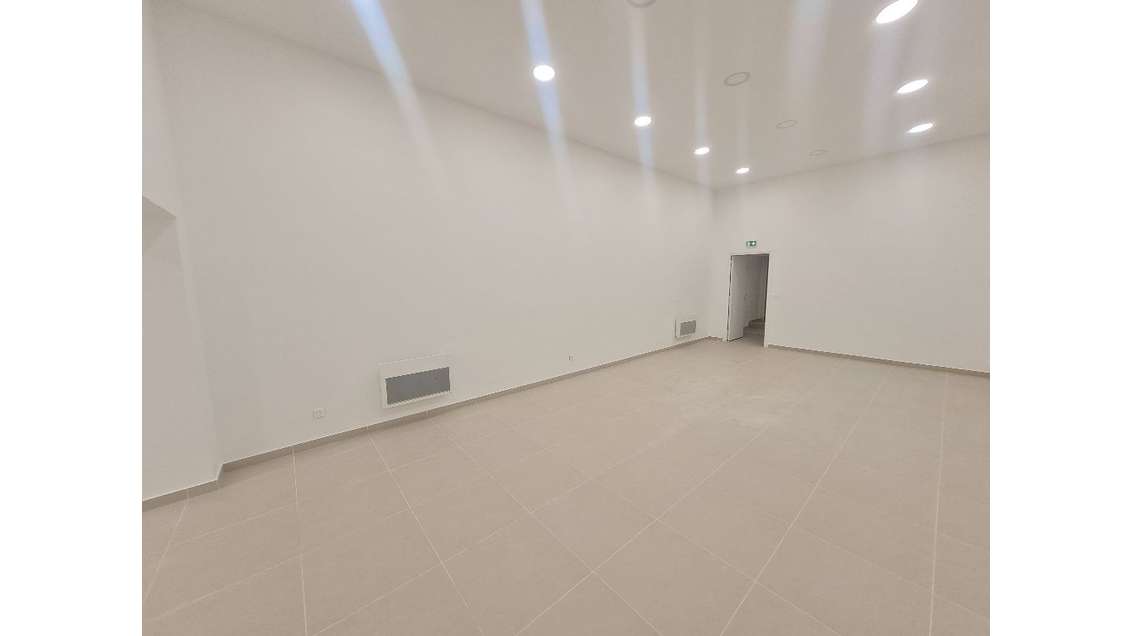 A louer beau local 120m² à Versailles Notre Dame
