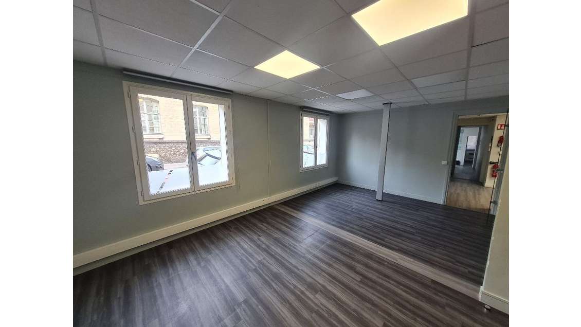 A louer local d'angle 100m² Versailles Notre-Dame