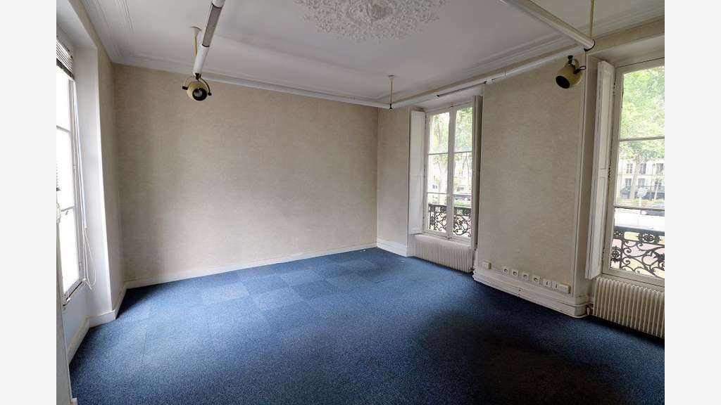 A louer local commercial 301m² Versailles St Cloud