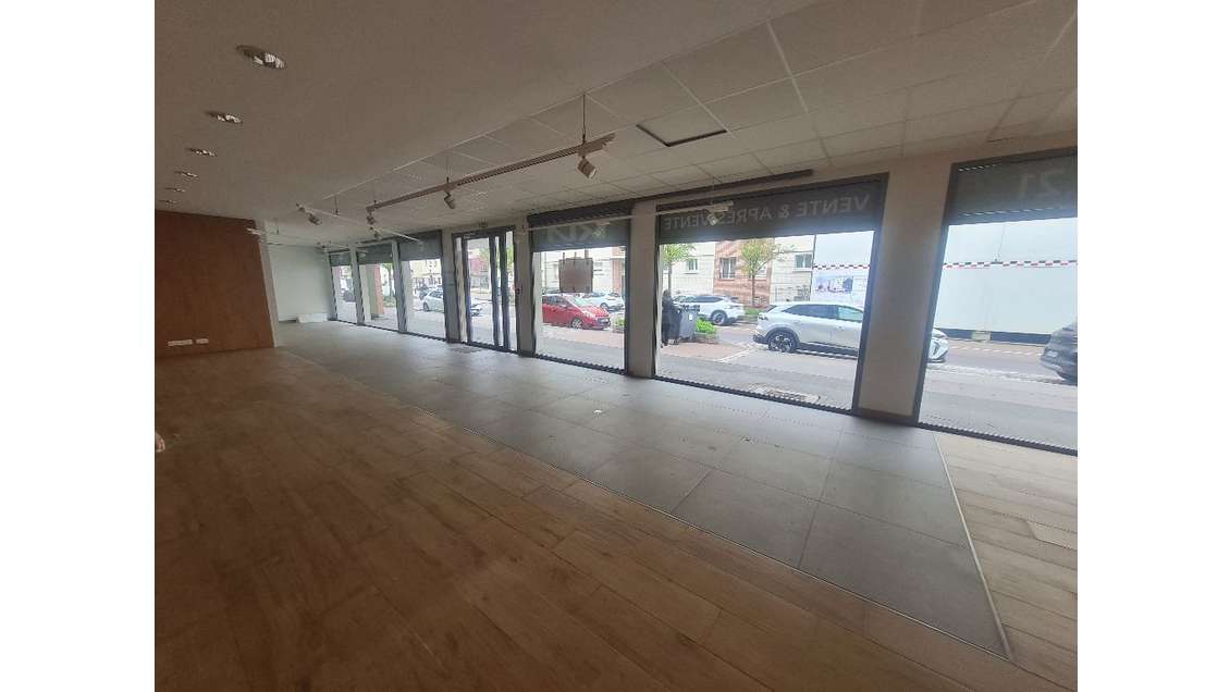 A louer local commercial à Versailles-Chantiers