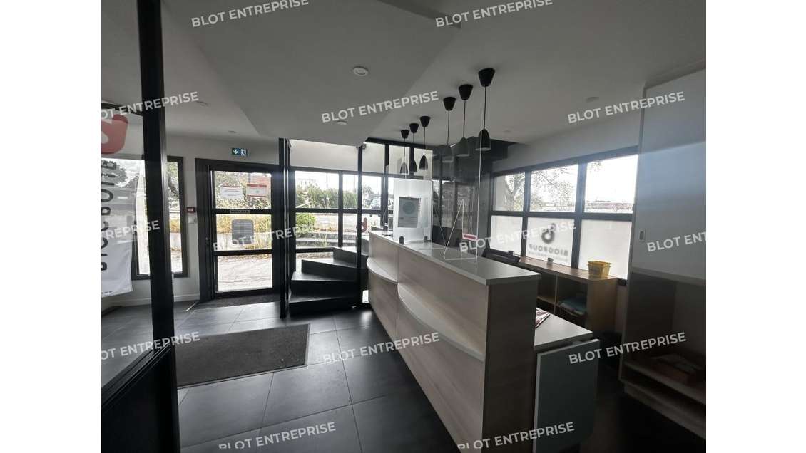 À LOUER - LOCAUX COMMERCIAUX - 122 M² - VERTOU