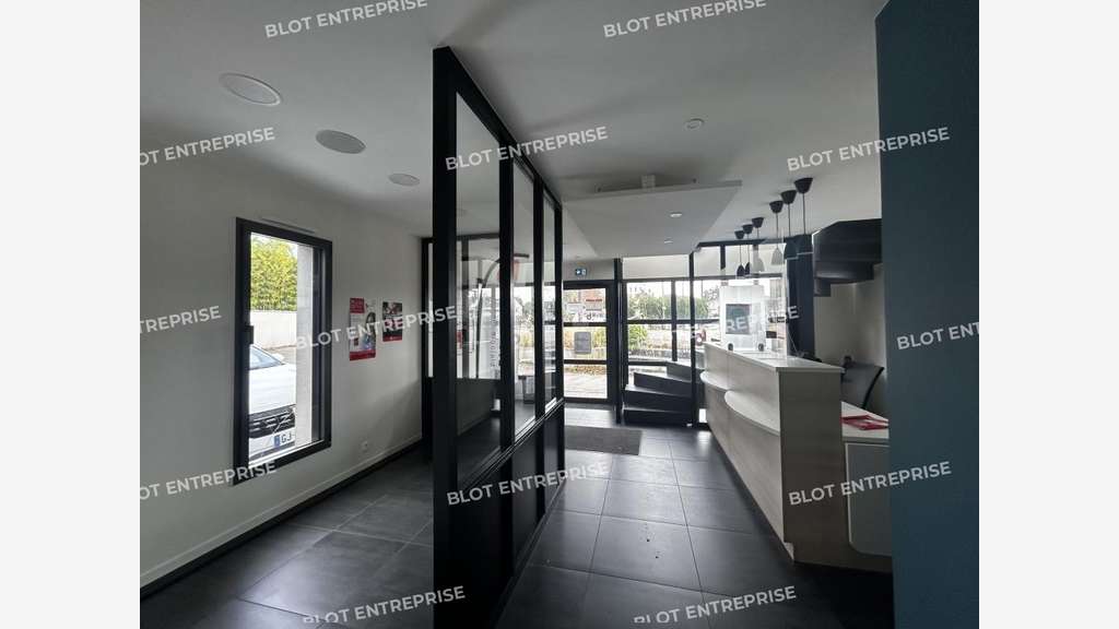 À LOUER - LOCAUX COMMERCIAUX - 122 M² - VERTOU