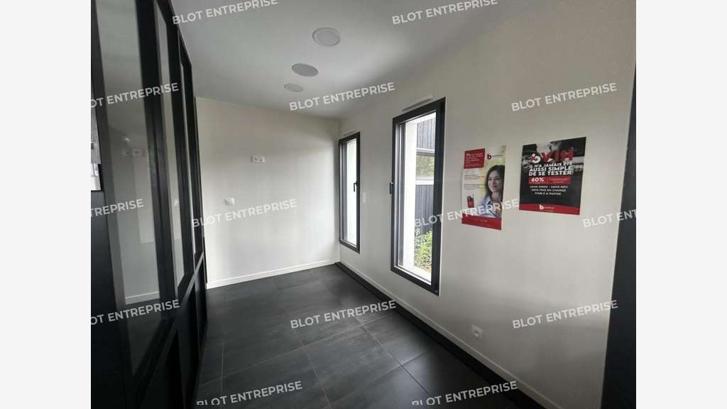 À LOUER - LOCAUX COMMERCIAUX - 122 M² - VERTOU