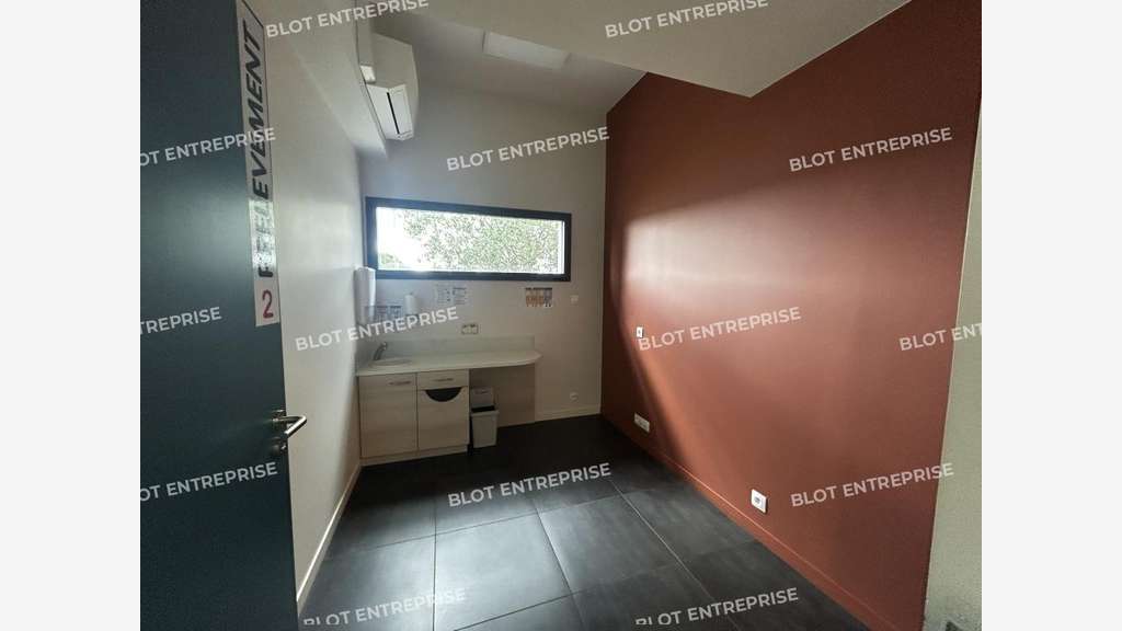 À LOUER - LOCAUX COMMERCIAUX - 122 M² - VERTOU