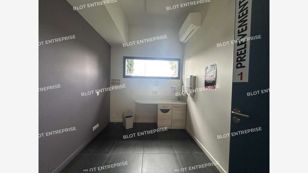 À LOUER - LOCAUX COMMERCIAUX - 122 M² - VERTOU