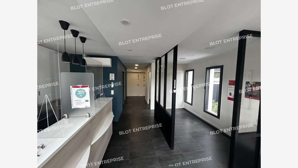 À LOUER - LOCAUX COMMERCIAUX - 122 M² - VERTOU