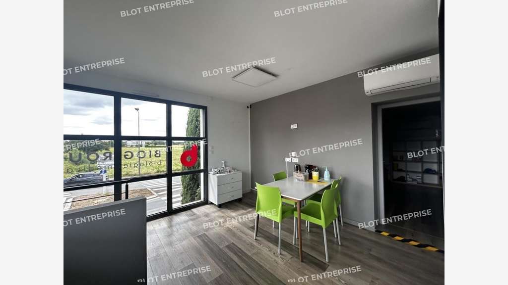 À LOUER - LOCAUX COMMERCIAUX - 122 M² - VERTOU