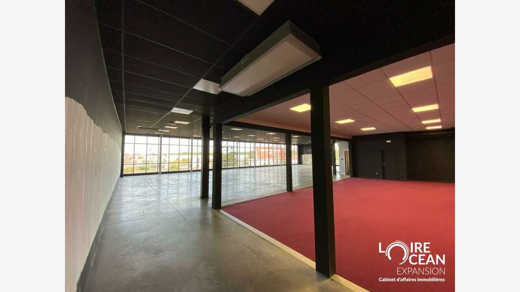 A LOUER LOCAL COMMERCIAL / POLE SUD