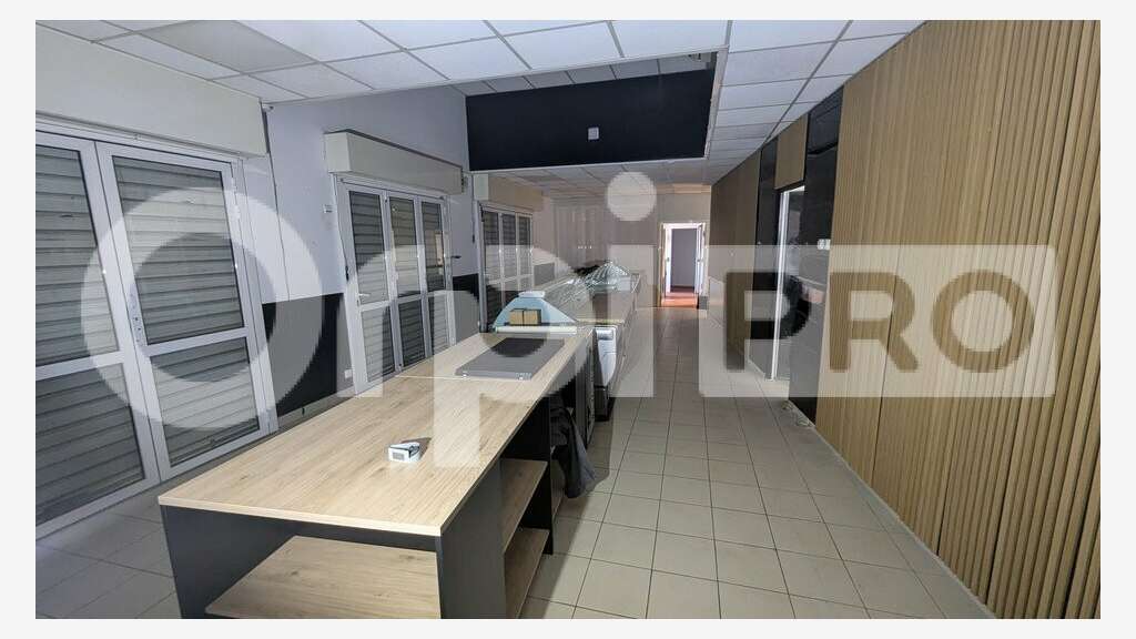 Local commercial 121m² à louer empl N°1 à Vias 