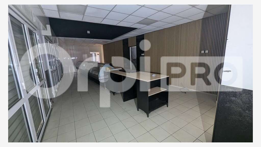 Local commercial 121m² à louer empl N°1 à Vias 