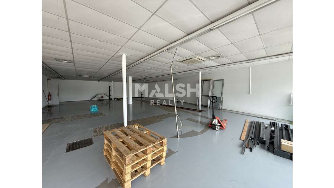 Location local commercial 425m² en ZAC à Villars