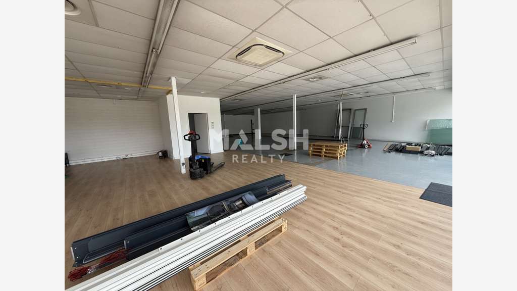 Location local commercial 425m² en ZAC à Villars