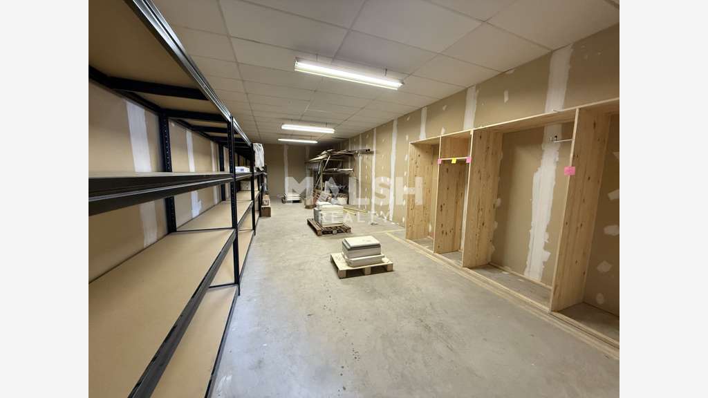 Location local commercial 425m² en ZAC à Villars