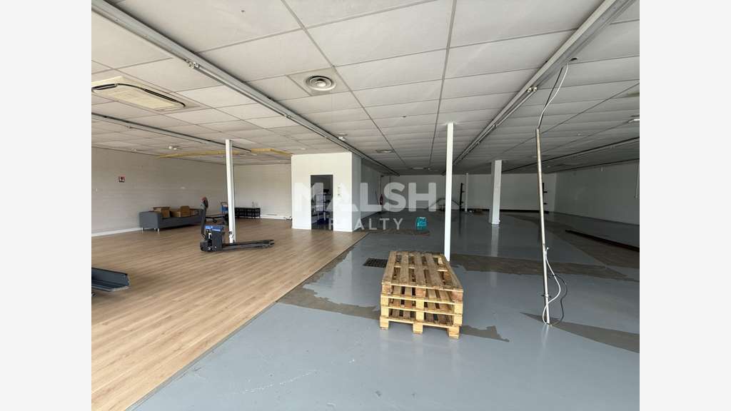 Location local commercial 425m² en ZAC à Villars