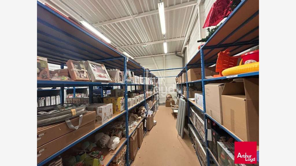 Local 750m² à louer sur 2159m² à Villebarou