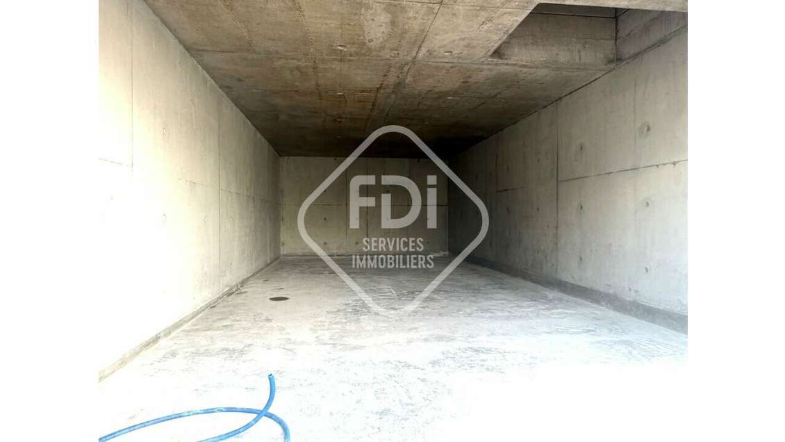 VILLENEUVE LES MAGUELONE - LOCAL COMMERCIAL à