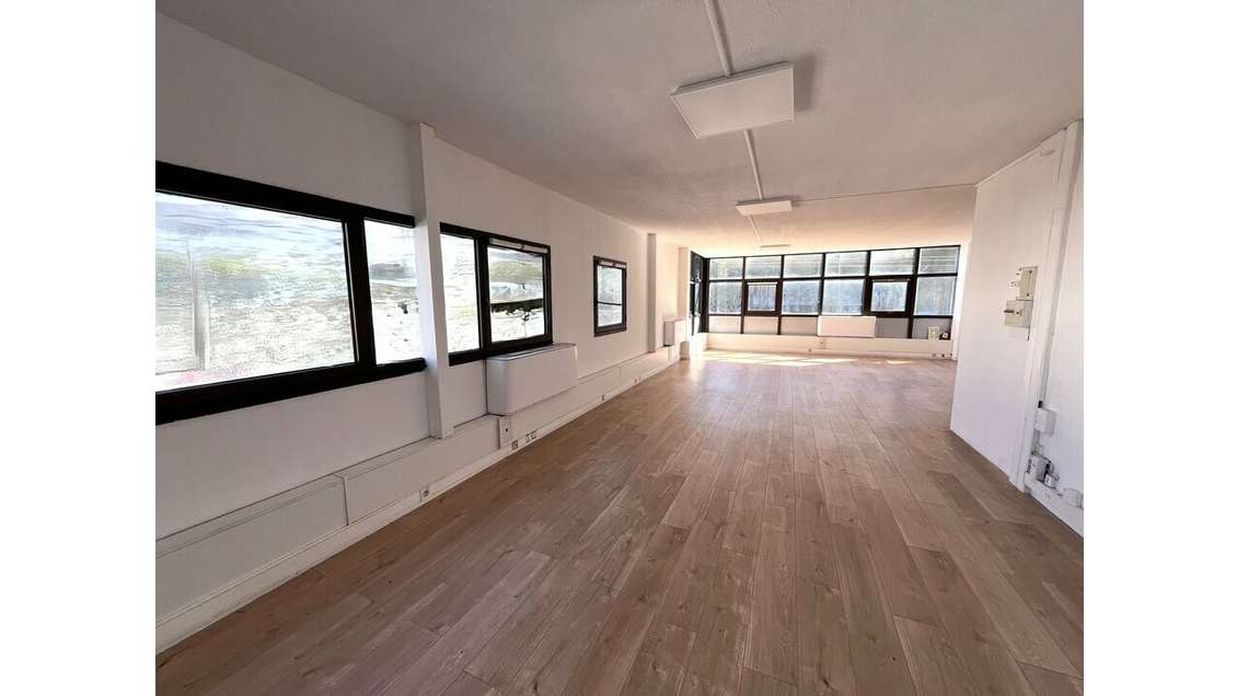 Loue bureaux 61m² au 1er étage à Villeneuve-Loubet