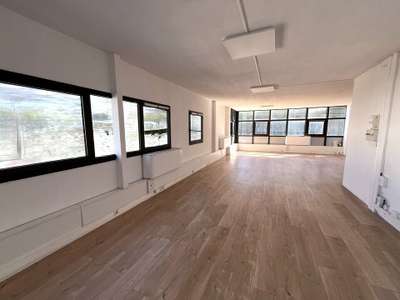 Loue bureaux 61m² au 1er étage à Villeneuve-Loubet