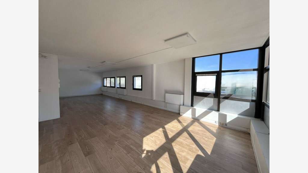 Loue bureaux 61m² au 1er étage à Villeneuve-Loubet