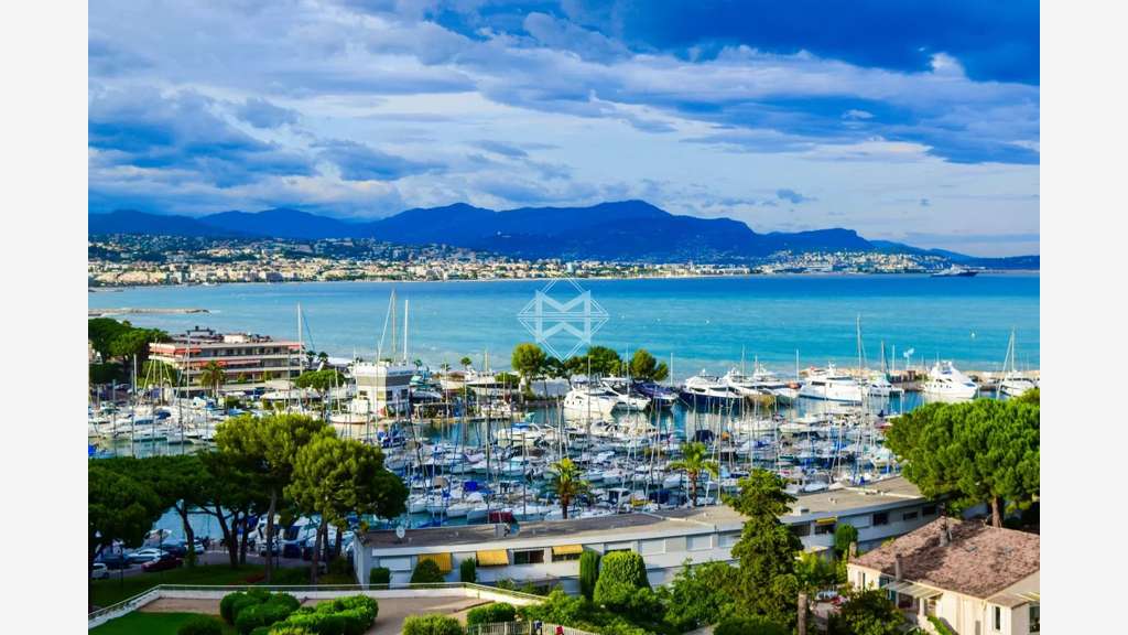 A louer local 340m² à Villeneuve-Loubet